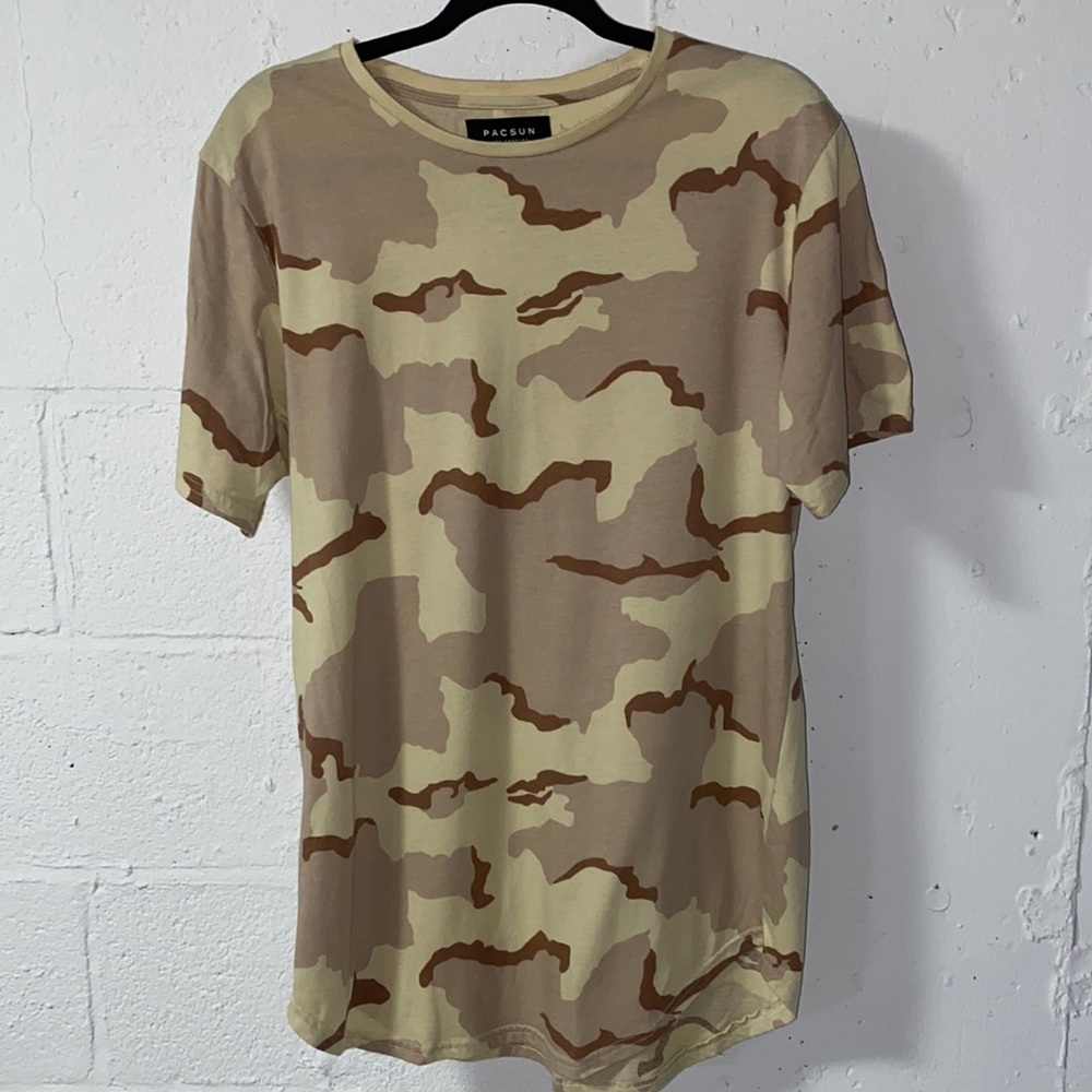 PacSun Camo Cruve-Hem T-Shirt Like New Medium